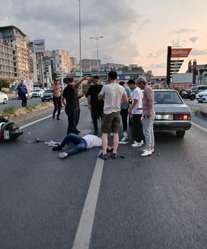 Motosiklet otomobile çarptı: 1 ağır yaralı...