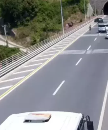 Kozlu'da ilginç kaza... Otomobil bariyere çarptı...