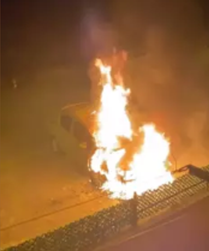 Park halindeki otomobil alev alev yandı...