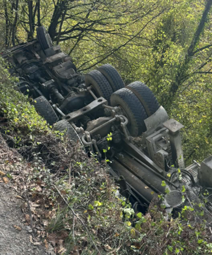 Şarampole yuvarlandı... Hastaneye kaldırıldı...