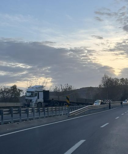 Hakimiyetini kaybetti... Bariyerlere çarparak durabildi...