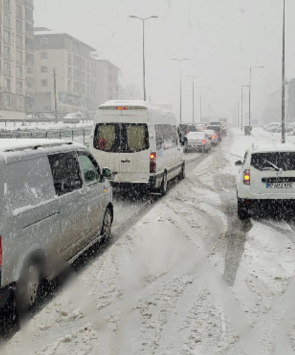 Kar yağışı trafiği felç etti...