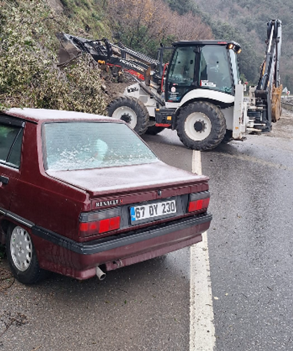 Alaplı - Ereğli yolunda korkutan heyelan...