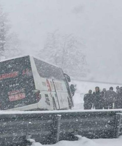Kar yağışı kazaları beraberinde getirdi! Otobüs yoldan çıktı