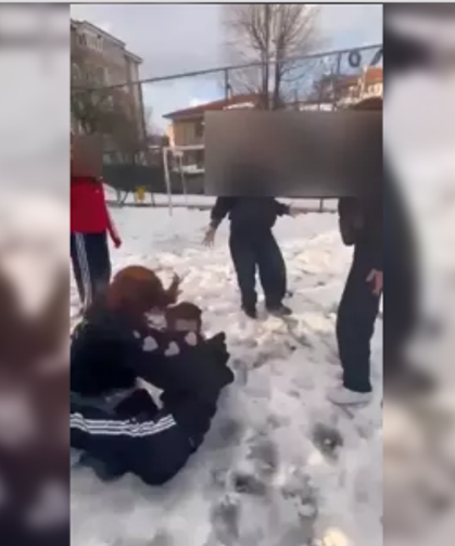 Parkta, kendilerinden küçük kızları darbettiler...