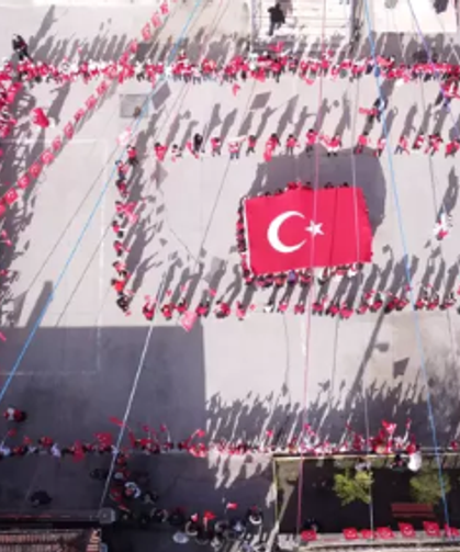 326 öğrenciden Bayrak gösterisi...