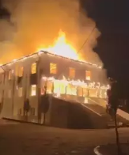 Köy camisi çıkan yangında alev alev yandı...