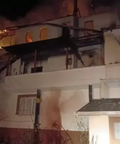 Köy muhtarının evi alevlere teslim oldu...