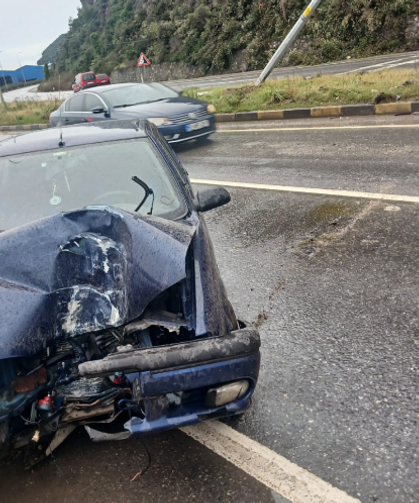 Önce refüje çıktı... Aydınlatma direğine çarptı...