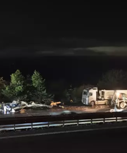 Kamyon ile TIR’ın çarpıştığı kaza nedeniyle ulaşım aksadı...