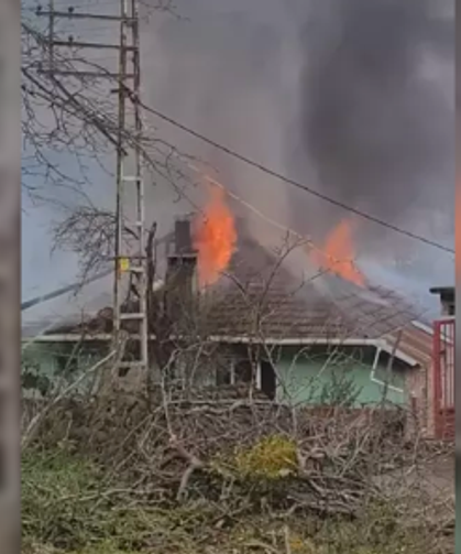 Tek katlı ev yangında küle döndü...