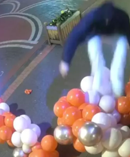 Sevgililer Günü süslemesi için asılan balonlara zarar verdi