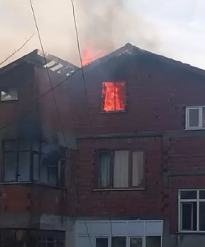 6 katlı binanın çatı katında yangın...