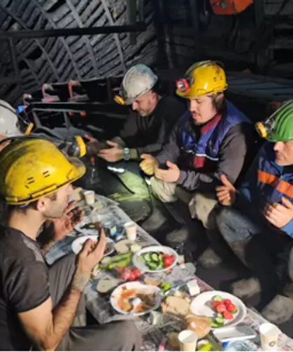 Yerin metrelerce altında ilk sahurlarını yaptılar...