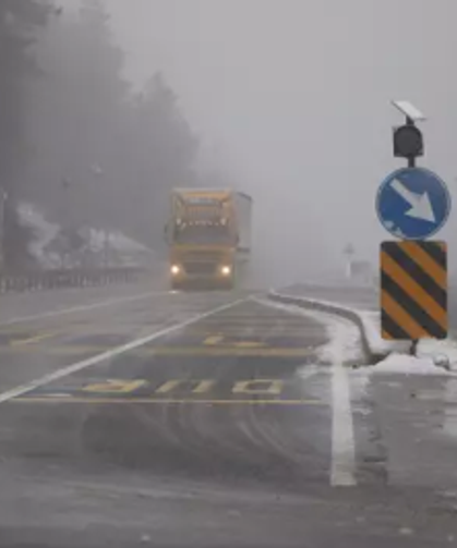 Bolu Dağı'nda hafif kar yağışı ve sis...