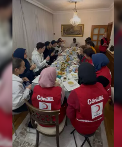 Kızılay’dan Gazzeli öğrencilere iftar...