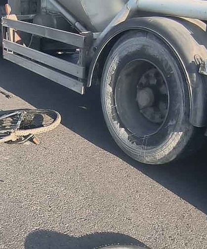 Kavşaktan dönen TIR, bisikleti altına aldı…