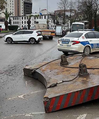 Tonlarca ağırlığında ki malzeme yola savruldu…
