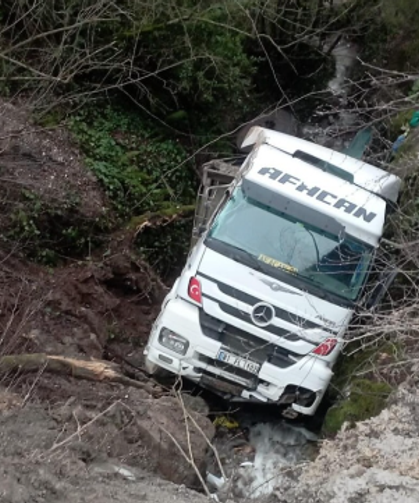 Kamyon uçuruma yuvarlandı... 1 kişi yaralandı...