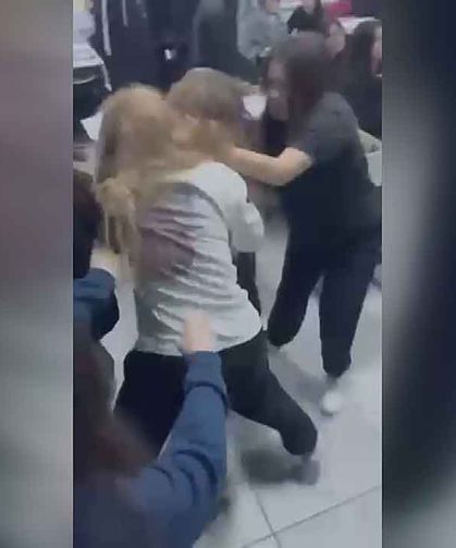 Kızların KORSE kavgası kameralara yansıdı...