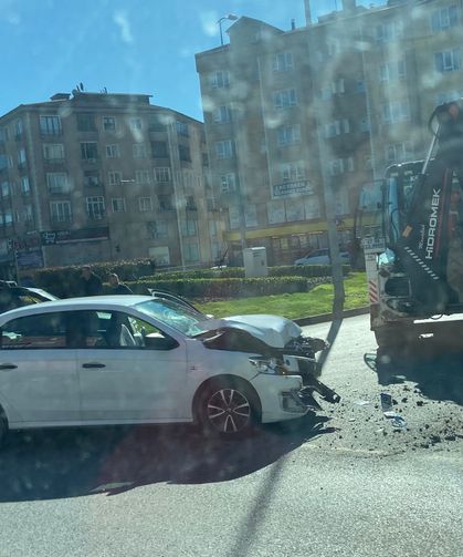 İş makinesi ile çarpıştı... 1 kişi yaralandı...