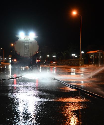 Her gece yollarda çamur temizleniyor...