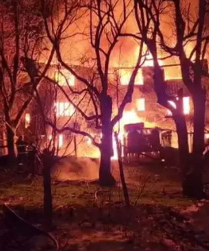 2 katlı ahşap ev ve odunluk alevlere teslim oldu...