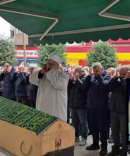 9 ay önce ölen oğlunun yanına defnedildi