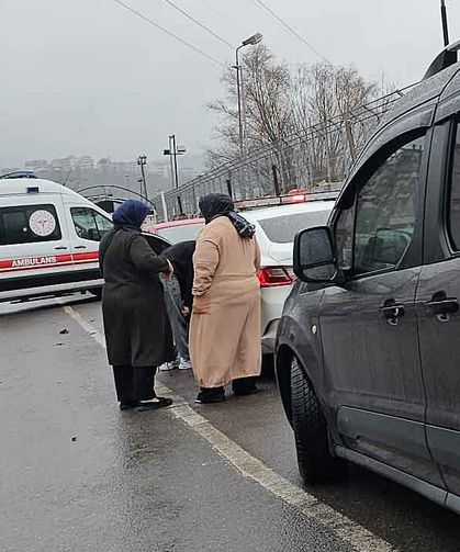 Park yerinden çıkacaktı… Motosiklete çarptı…