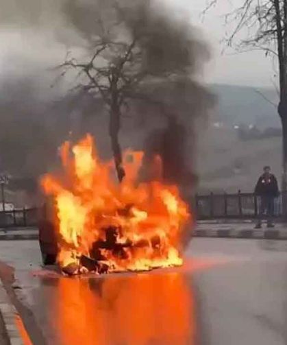 Seyir halindeki otomobil alev alev yandı…
