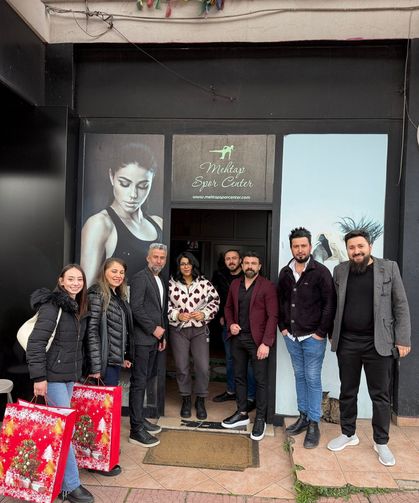 Malçok ve Ekibi Kadınlar Gününü Karanfil ile kutladı…