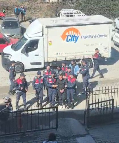 Cezaevi hırsızlık zanlıları adliyeye sevk edildi...