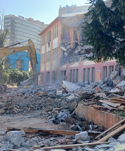 75 yıllık tarihi değere kepçe vuruldu...