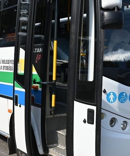 Kaskla otobüse, yetmedi sürücüye saldırdı…