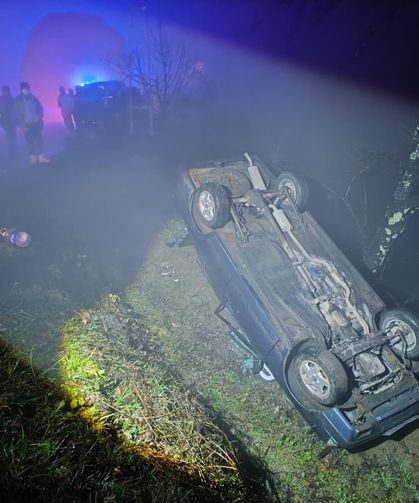 Otomobil şarampole yuvarlandı... Yaralılar var...