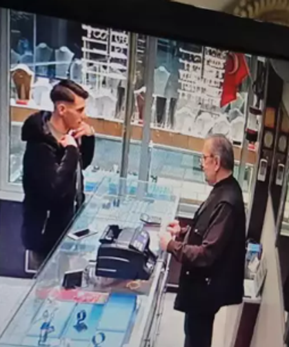 Polis diye tanıttı, bilezik alıp kayıplara karıştı...