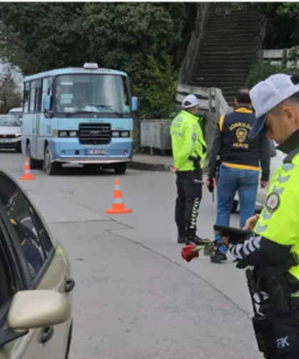 Gazetecilerden, polislere uygulama noktasında kutlama...