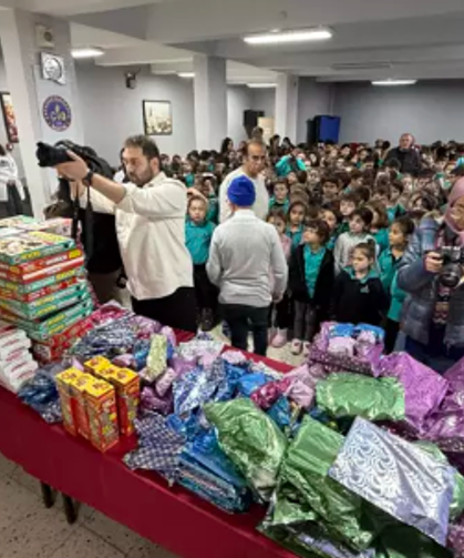 8 bin 50 öğrenciye oyuncak dağıtıldı...