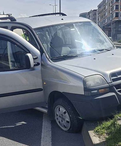 Lastiği patladı… Refüje çıkarak durabildi…