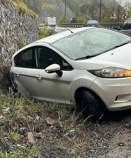 Yoldan çıktı… Su kanalına düştü…