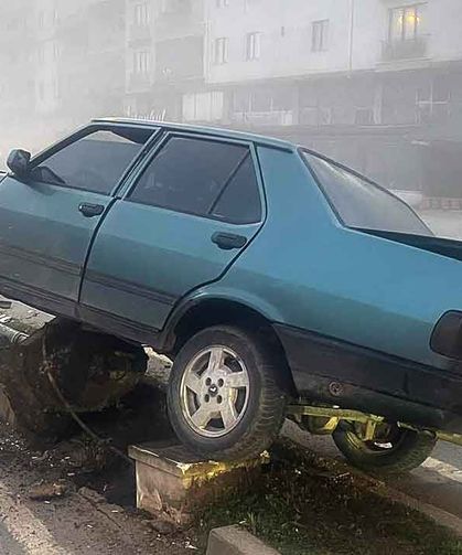 Sabaha karşı oldu... Alkollü sürücü refüje çıktı…