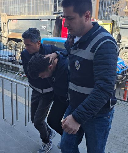 Biri silahla yakalandı… Diğeri paylaşım yaptı…