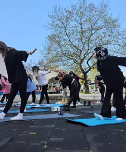 Meydanda pilates ve yoga yaptılar...