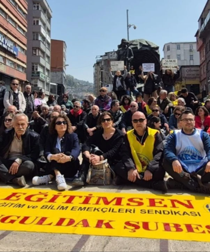 Zonguldak'ta öğretmenler oturma eylemi gerçekleştirdi...