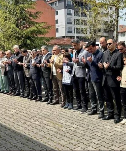 Vefat eden öğretmenler ve öğrenciler cenaze namazı kılındı..