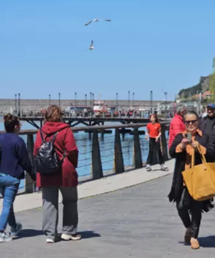 Güneşli havanın keyfini sahilde çıkardılar...