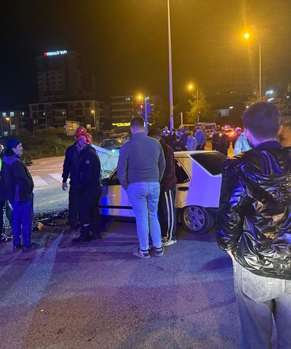 Otomobiller kafa kafaya çarpıştı.. Ortalık savaş alanı...