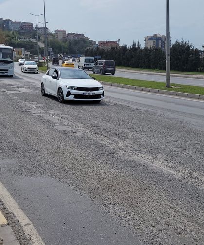 Yoldaki çukurlar sürücülere zorluk yaşatıyor...