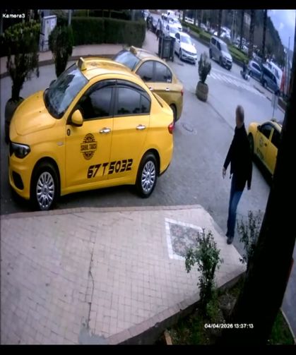 Kavşakta çarptı... O anlar kameraya yansıdı...