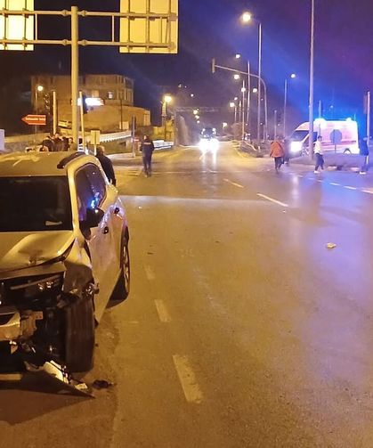 Otomobil ile motosiklet çarpıştı... Yaralı var...